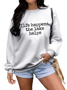Détail d'un sweat blanc à manches longues avec texte Life Happens The Lake Helps