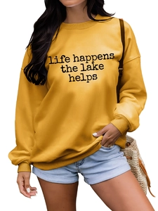 Détail du sweat-shirt jaune gingembre avec le slogan Life Happens The Lake Helps imprimé