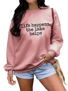 Détail du sweat rose à col rond avec le slogan life happens the lake helps