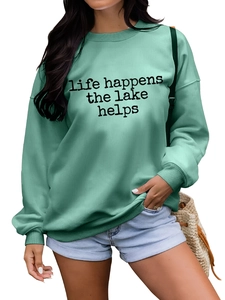 Détail du sweat vert menthe avec imprimé life happens et finitions en bord-côte