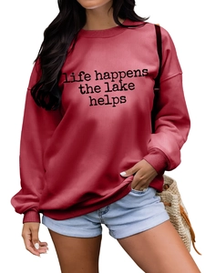 Détail du poignet du sweat-shirt bordeaux et de l'imprimé Life Happens The Lake Helps