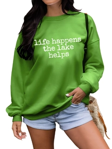 Détail d'un sweat vert avec l'inscription blanche life happens the lake helps
