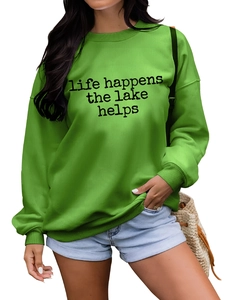 Détail du sweat vert à col rond avec le slogan life happens the lake helps imprimé