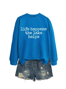 Vue à plat d'un sweat bleu vif avec texte lacustre et short en jean déchiré pour femmes