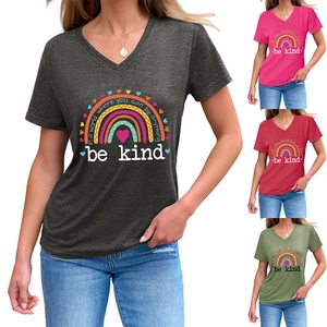 Détail du motif arc-en-ciel coloré et du slogan 'be kind' sur le t-shirt avec col en V pour femme