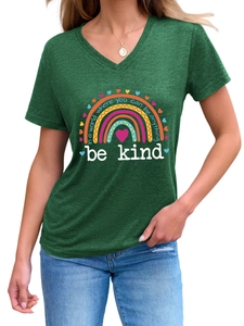 Détail du t-shirt col V vert foncé avec motif arc-en-ciel et slogan Be Kind positif