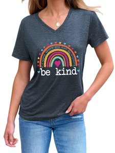 Détail du t-shirt à col en V avec imprimé arc-en-ciel et texture en coton doux
