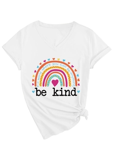 Détail d'un t-shirt blanc à col en V avec imprimé arc-en-ciel et nœud latéral