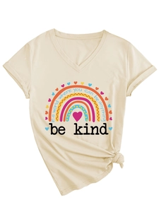 Détail du t-shirt crème à col en V avec imprimé arc-en-ciel et nœud à la taille