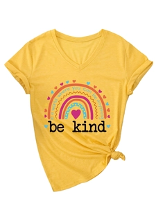 Détail d'un t-shirt jaune à col en V montrant l'imprimé arc-en-ciel et l'ourlet noué