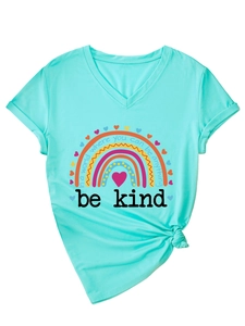 Détail d'un t-shirt col V vert menthe avec imprimé arc-en-ciel et slogan Be Kind
