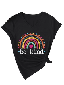 Détail du t-shirt noir col V avec motif arc-en-ciel et texte inspirant « be kind »