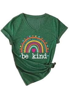 Détail du t-shirt à col en V avec l'imprimé In a world where you can be anything be kind