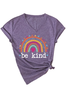 Détail du t-shirt violet col V avec imprimé arc-en-ciel et slogan Be Kind