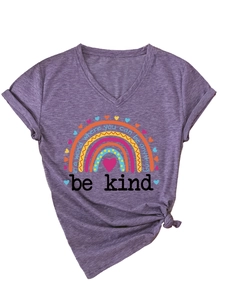 Détail du t-shirt violet à col en V avec imprimé arc-en-ciel et ourlet noué chic