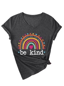 Détail d'un t-shirt gris foncé à col en V avec imprimé arc-en-ciel et nœud élégant à l'avant