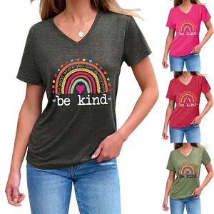 T-Shirt Décontracté en Mélange de Coton pour Femmes Col en V Imprimé Arc-en-ciel Lettre Be Kind Manches Courtes Haut d'Été Ample