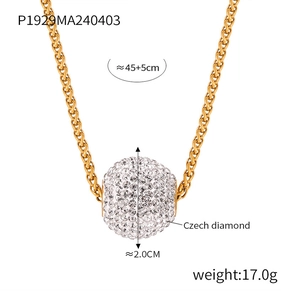 Détail du collier chaîne dorée avec pendentif sphère strass de 2cm et dimensions