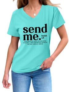Dettaglio di una t-shirt azzurra con scollo a V e stampa della scrittura 'send me'