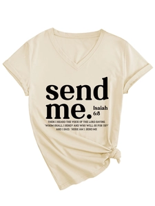 Dettaglio della t-shirt beige con scollo a V, orlo annodato e stampa del versetto Isaia 6:8