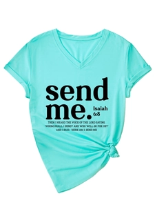 Dettaglio dello scollo a V e della stampa religiosa Isaia 6:8 su t-shirt verde menta