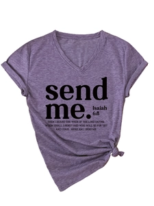Dettaglio della t-shirt viola con scollo a V, stampa versetto biblico e orlo annodato