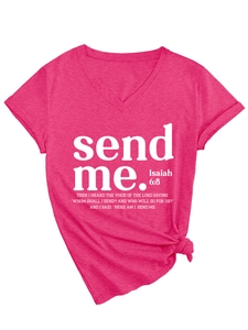 Dettaglio della t-shirt magenta con scollo a V, stampa testo e nodo in vita