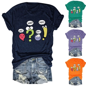 Détails des t-shirts colorés avec imprimés dessins animés en bleu marine, vert et violet