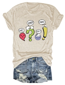 Détail du t-shirt beige avec des personnages de dessins animés et bulles Wait What