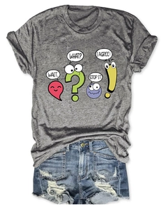 Détail du t-shirt gris avec dessins animés Wait What Stop It et short en jean