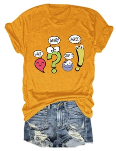 Détail d'un t-shirt jaune avec imprimé Wait What et un short en jean usé