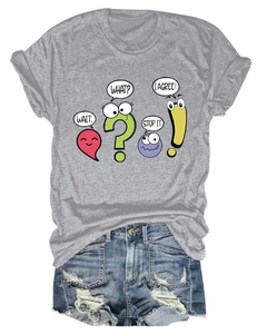 Détail du t-shirt gris avec des icônes de dessin animé Wait What Stop It et short en jean