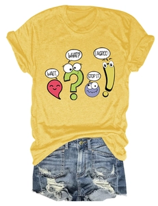 T-shirt jaune avec imprimé Wait What et short en jean vieilli posé à plat ici