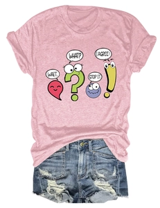 Détail d'un t-shirt rose à imprimé graphique et d'un short en jean déchiré