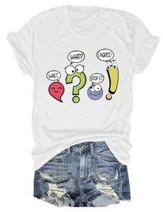 T-shirt blanc pour femme avec graphismes de dessins animés et short en jean