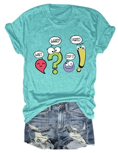 Détail du t-shirt turquoise avec imprimé ponctuation rigolo et short en jean