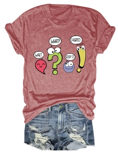 Détail d'un imprimé de dessin animé drôle sur un t-shirt rouge brique et un short en jean
