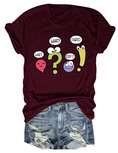 T-shirt bordeaux Wait What à plat avec un short en jean bleu délavé