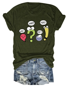 Détail d'un t-shirt olive avec bulles de BD et short en jean effiloché