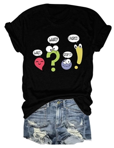 Détail du t-shirt noir en coton avec des icônes de dessins animés et phrases amusantes