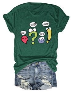 T-shirt vert foncé avec texte Wait What et short en jean déchiré posé à plat