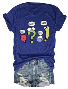 Détail d'un t-shirt bleu marine avec imprimé et short en jean vieilli en ensemble