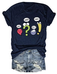 Détail du t-shirt bleu marine en coton avec imprimé texte et short en jean vieilli