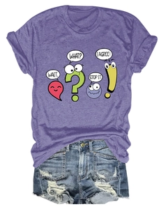 Détail d'un t-shirt violet avec bulles de BD et short en jean vieilli