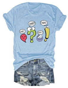 Ensemble t-shirt bleu clair avec imprimé Wait What et short en jean effiloché