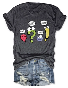 Détail du t-shirt gris à manches courtes avec motifs Wait What Stop It et revers aux manches