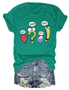 T-shirt vert imprimé et short en jean vieilli posé à plat pour ensemble d'été