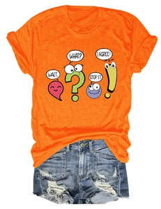Gros plan d'un t-shirt orange vif avec imprimé cartoon et short en jean bleu