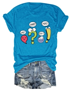 Détail des graphismes de dessins animés et de l'imprimé WAIT WHAT sur un t-shirt bleu