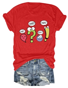 Gros plan détaillé de l'imprimé graphique sur t-shirt rouge et short en jean vieilli